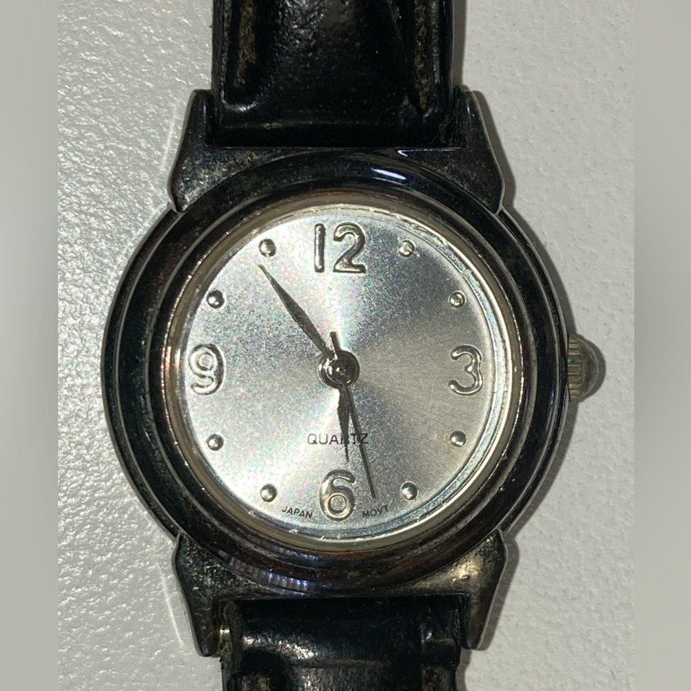 VINTAGE WOMENS QUARTZ WATCH BLACK LEATHER BAND NEW BATTERY WORKING KEEPING TIME